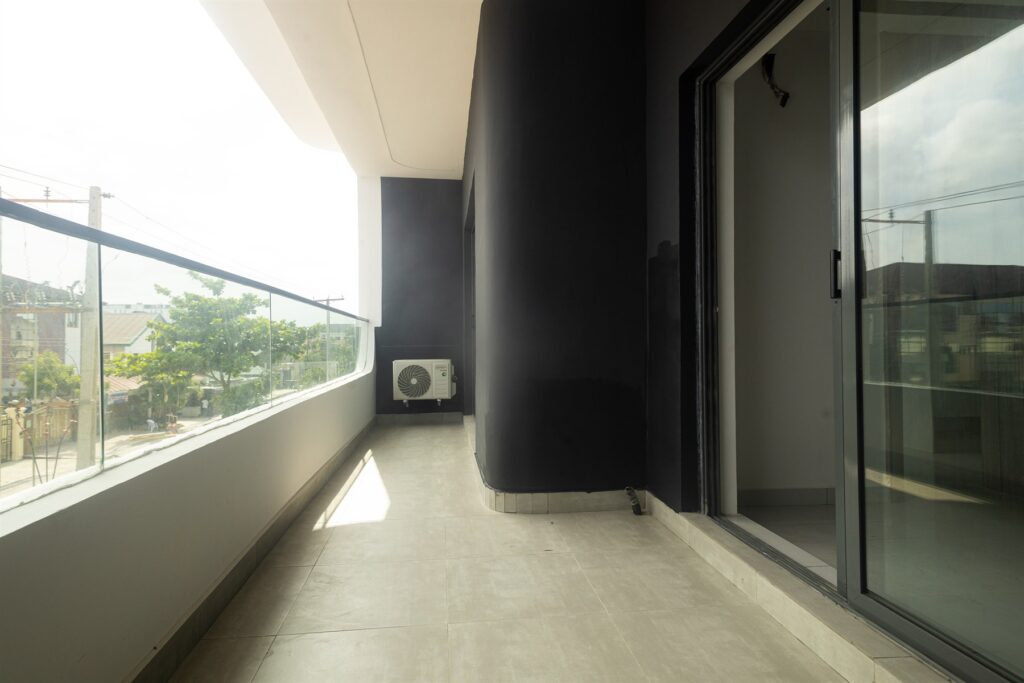 Brum Height 8: Covered balcony with a glass balustrade
